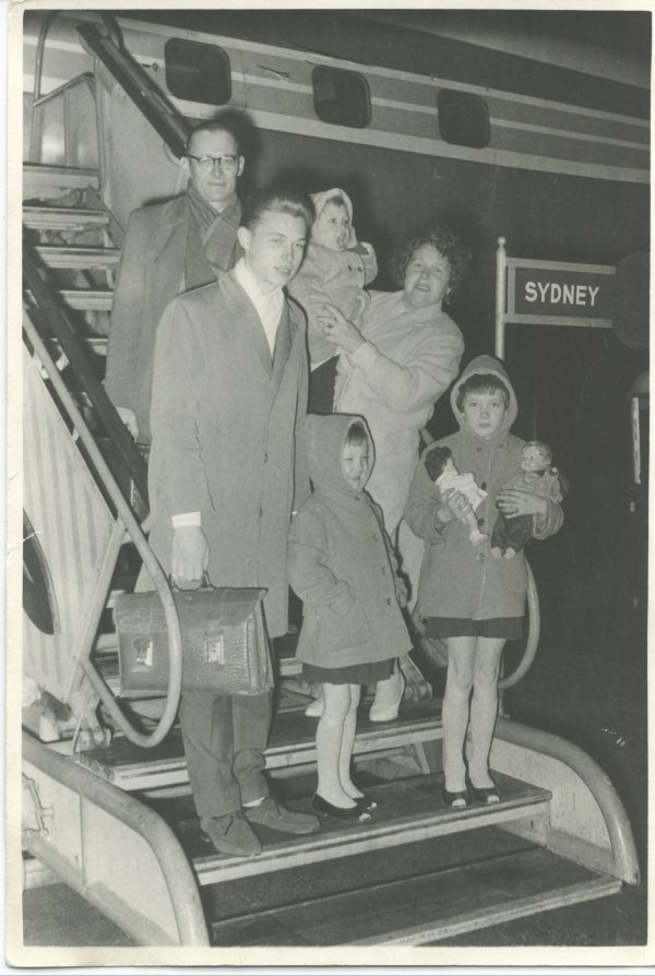 Kegge+Timmers - 1959 Jan, Clasina, Willem, Calista, Elisabeth and Stella Kegge, Migrating from Schiphol in 1959 Inet