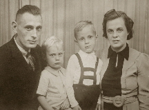 1943 Rinus & Wemmara & Family 